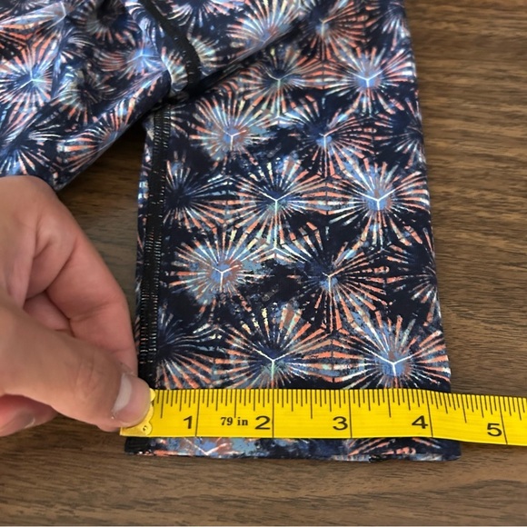 💕 Victorias Secret Sport VSX Womens Knockout Printed Leggings M - Picture 9 of 9